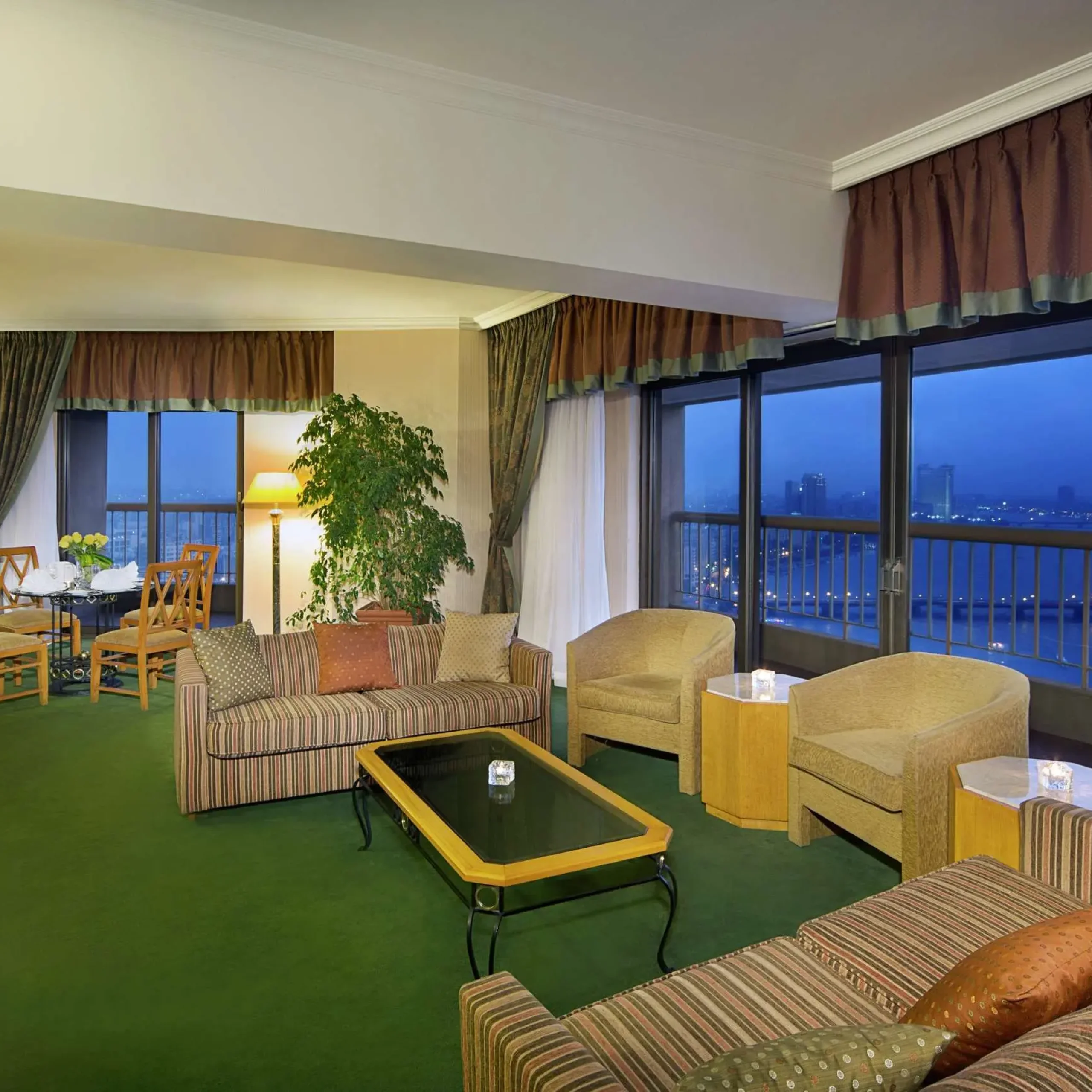 Deluxe King Room with City View